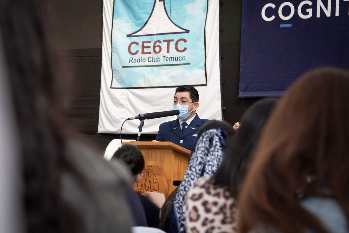FACh_Chile's tweet photo. #ConstelaciónSatelital🇨🇱 / Oficial #FACh integrante del Equipo Futuro del @Min_Ciencia expuso sobre el #SNSatChile en Colegio "Pumahue" de #Temuco, en donde también sus alumnos se contactaron por vía radial con astronauta de la @Space_Station.
#AeronáuticaChilena https://t.co/lAWOBCpGu3