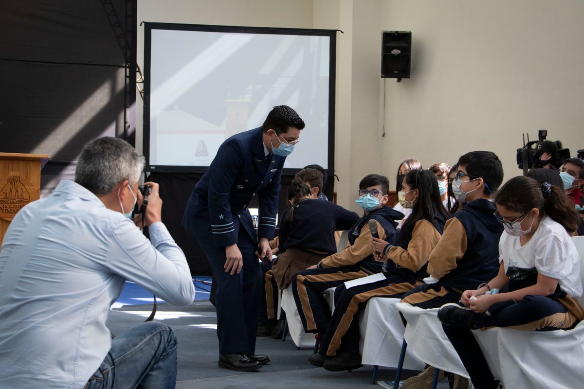 FACh_Chile's tweet photo. #ConstelaciónSatelital🇨🇱 / Oficial #FACh integrante del Equipo Futuro del @Min_Ciencia expuso sobre el #SNSatChile en Colegio "Pumahue" de #Temuco, en donde también sus alumnos se contactaron por vía radial con astronauta de la @Space_Station.
#AeronáuticaChilena https://t.co/lAWOBCpGu3