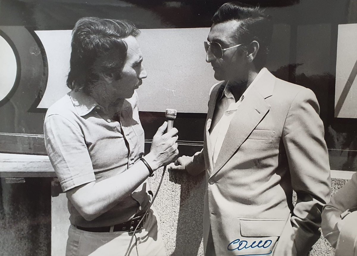 Foto de Cano de una entrevista a Manuel Amador, de importante familia torera de Albacete. Tierra de buenos aficionados y toreros: Dámaso González, Sebastián y Antón Cortés, Manuel de Paz, Manuel Amador hijo. Amador padre tomó la alternativa en Sevilla con Curro y Carlos Corbacho.