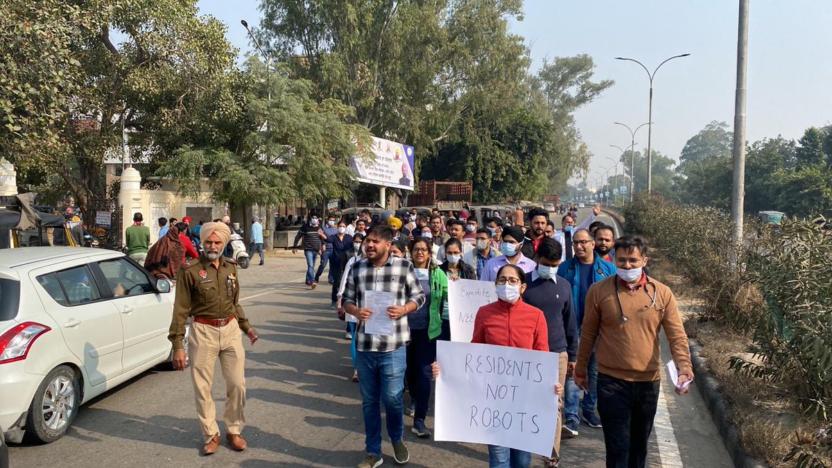 GmcRda's tweet photo. Resident Drs protest against atrocities by Central govt and Supreme Court.
Expedite the neet pg counselling.
Stop the injustice.
Bring JR 1Drs to hospitals asap, only then fight with covid is possible
@narendramodi @PMOIndia @AmitShah @mansukhmandviya @MoHFW_INDIA @WHO https://t.co/p5CMgjvWHA