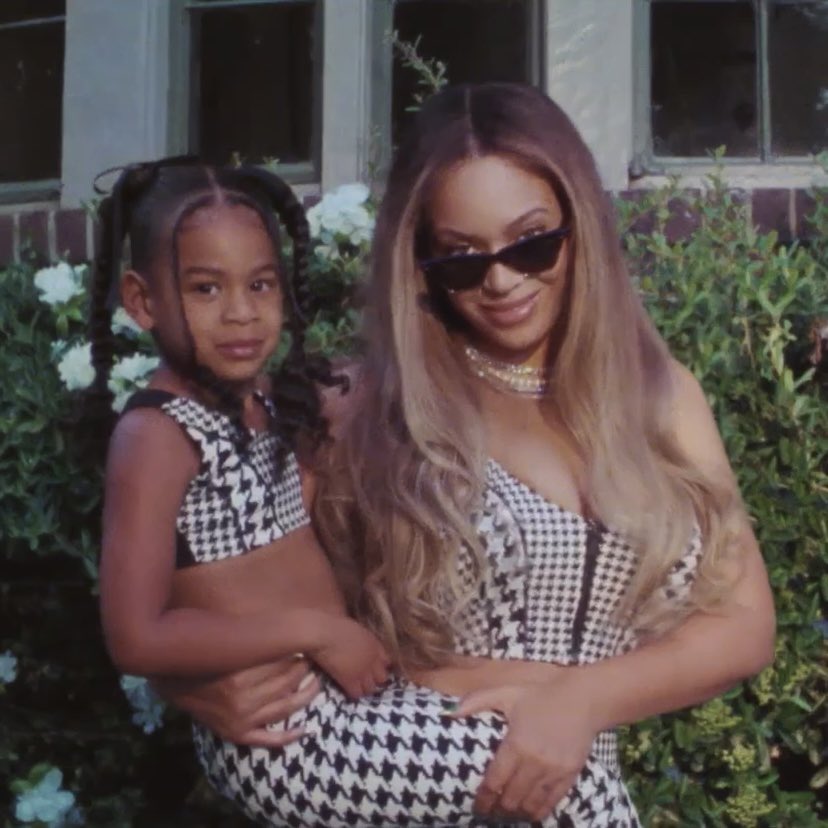 KnowlesLooks's tweet photo. Beyoncé and Rumi for #HALLSOFIVY https://t.co/y7paxEHlc4