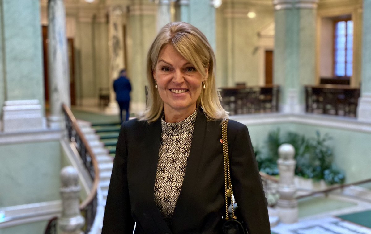 AnnaHallberg_'s tweet photo. Jag är stolt &amp; hedrad att få arbeta med handels- &amp; Nordenfrågor i Magdalena Anderssons regering. Vi ska ta tillbaka kontrollen över välfärden, ta ledartröjan i klimatomställningen &amp; skapa framtidens gröna jobb. Vi ska bryta segregationen &amp; stoppa kriminaliteten. Nu kör vi! 🌹 https://t.co/yE58ei4qKi
