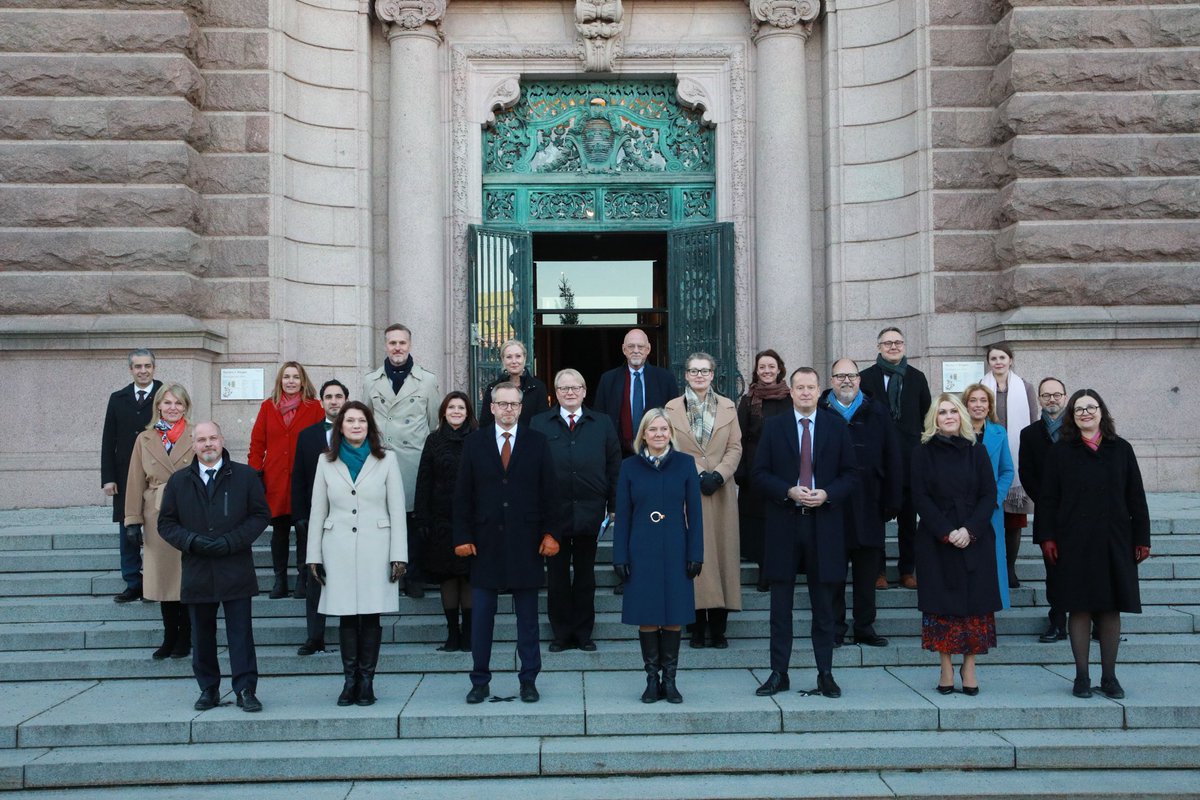 AnnaHallberg_'s tweet photo. Jag är stolt &amp; hedrad att få arbeta med handels- &amp; Nordenfrågor i Magdalena Anderssons regering. Vi ska ta tillbaka kontrollen över välfärden, ta ledartröjan i klimatomställningen &amp; skapa framtidens gröna jobb. Vi ska bryta segregationen &amp; stoppa kriminaliteten. Nu kör vi! 🌹 https://t.co/yE58ei4qKi