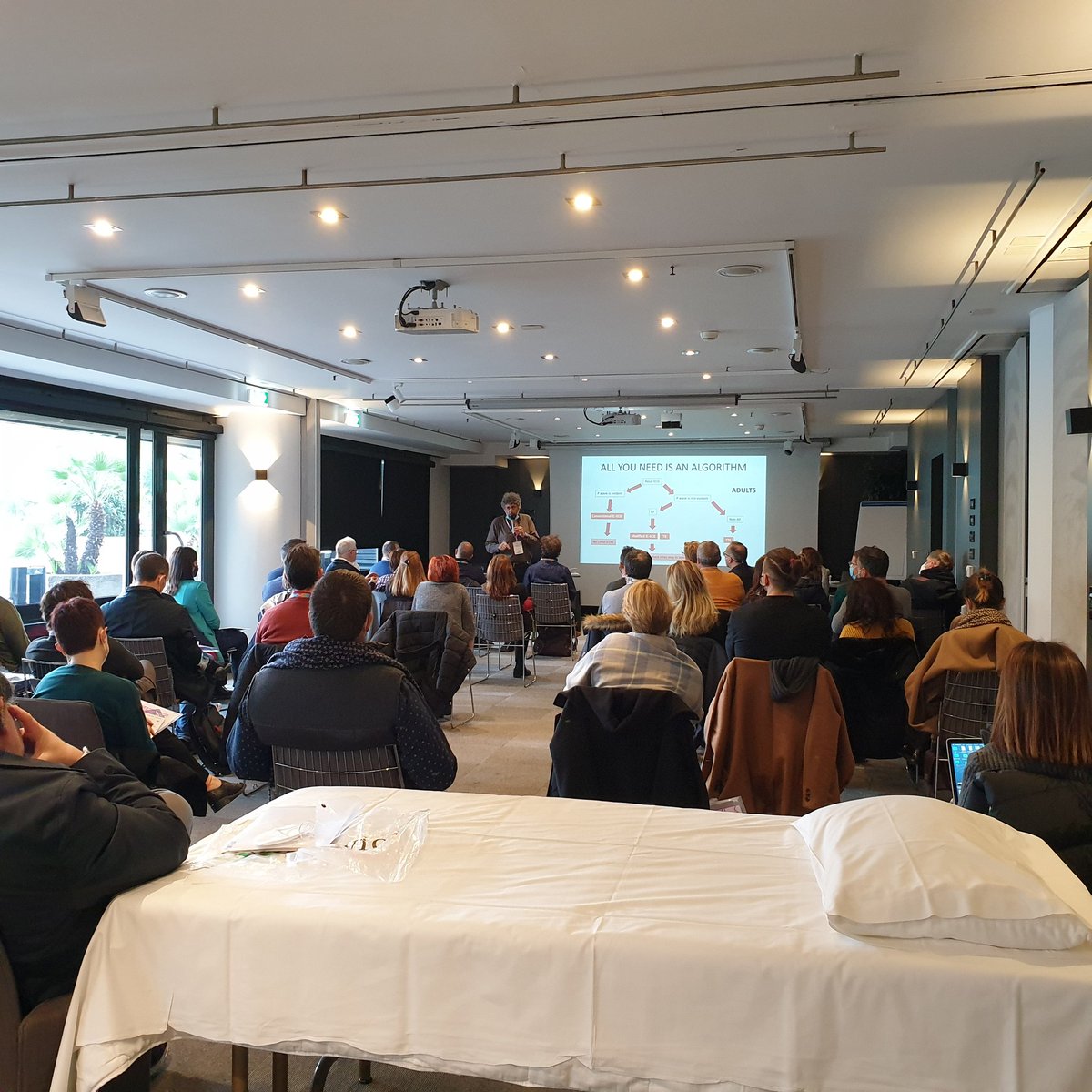 GloOrtizMiluy's tweet photo. Dr. LaGreca sobre la punta del catéter central identificada con ecg o bubble test con ultrasonido. Talleres del #PICCPortDay y #PICCDay. Bari. #GAVeCeLT
(La cama es para practicar eco cardio para ver puntas de CVC con ultrasonido) https://t.co/nTpLYjXWt7