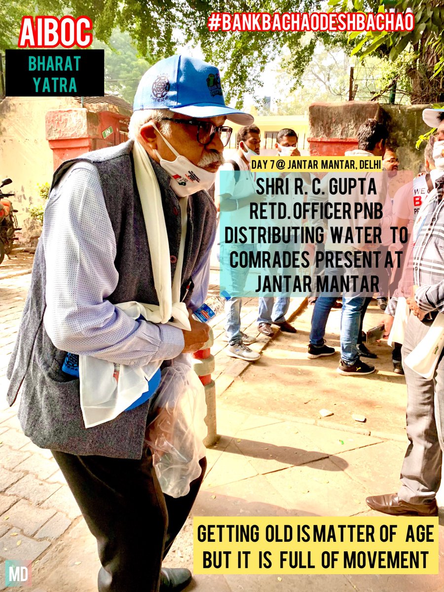 manashdas1990's tweet photo. AIBOC - BHARAT YATRA -
 Retd. officer of PNB (ExPNB MANAGER) Shri RC Gupta is distributing water bottles to Comrades present in Jantar Mantar
#bankbachaodeshbachao
Age is just a number
@SoumyaDatta7 @saurabhtop @sanjaybpi @AIPNBOA @AIPNBOA1964 @AipnboaM @Sunil_18_03 @nupamaopbgb https://t.co/EJahrC6JV4