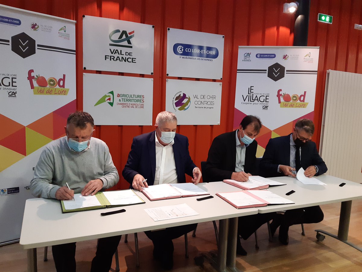 #Signature | 4 partenaires se sont unis officiellement le 26.11.21 pour donner naissance au "Village By Ca Food Val de Loire" qui devient le 41e "Le Village by CA" de France 🎉 "Coopérer pour innover"
#reseau #startup #incubateur  #theplacebycci #agroalimentaire #loiretcher