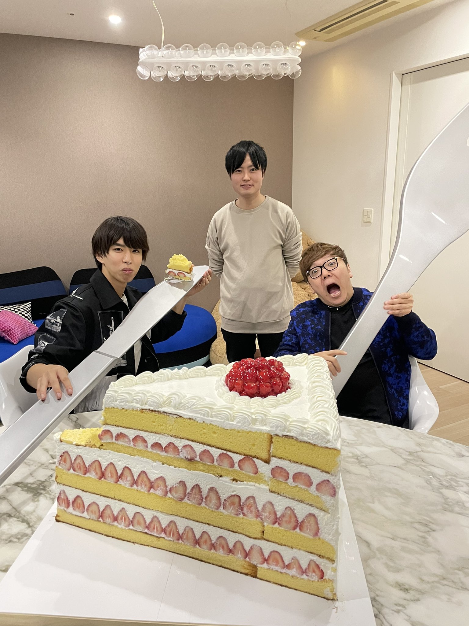 Katsuhiro Hayashida ヒカキンさんとはじめしゃちょーさんの動画に出てくるでっっっっかいケーキを作らせて頂きましたー こんなに大きいケーキは初めてです 喜んで頂いて良かったー 作るの楽しかったなー ありがとうございました 自分 Katsuhiro Hayashida ヒカキンさんとはじめしゃちょーさんの動画に出てくるでっっっっかいケーキを作らせて頂きましたー こんなに大きいケーキは初めてです 喜んで頂いて良かったー 作るの楽しかったなー ありがとうございました 自分