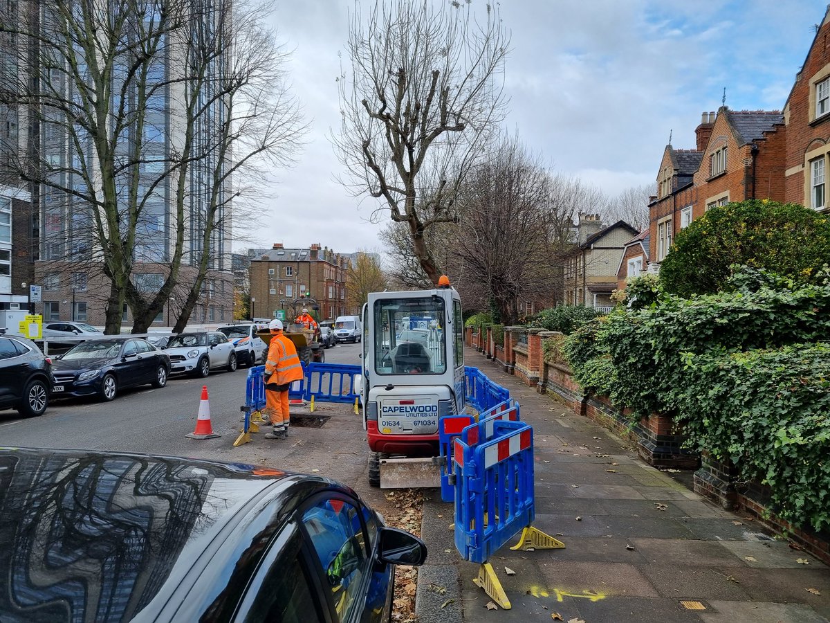 IssaNissa19's tweet photo. @CamdenCouncil @thameswater @TulipSiddiq NW3 Fellows Road has been affected by TW work for weeks.
Now TW doesn't even wait for the parking suspension to be active to perform work and use scarce parking space. Any fine to be issued here?? https://t.co/aoaNorDeQh