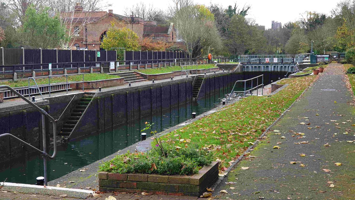 RomneyWeir's tweet image. Another quiet day at my lock 💤  #AlmostDecember #Thames no  #boating #Windsor