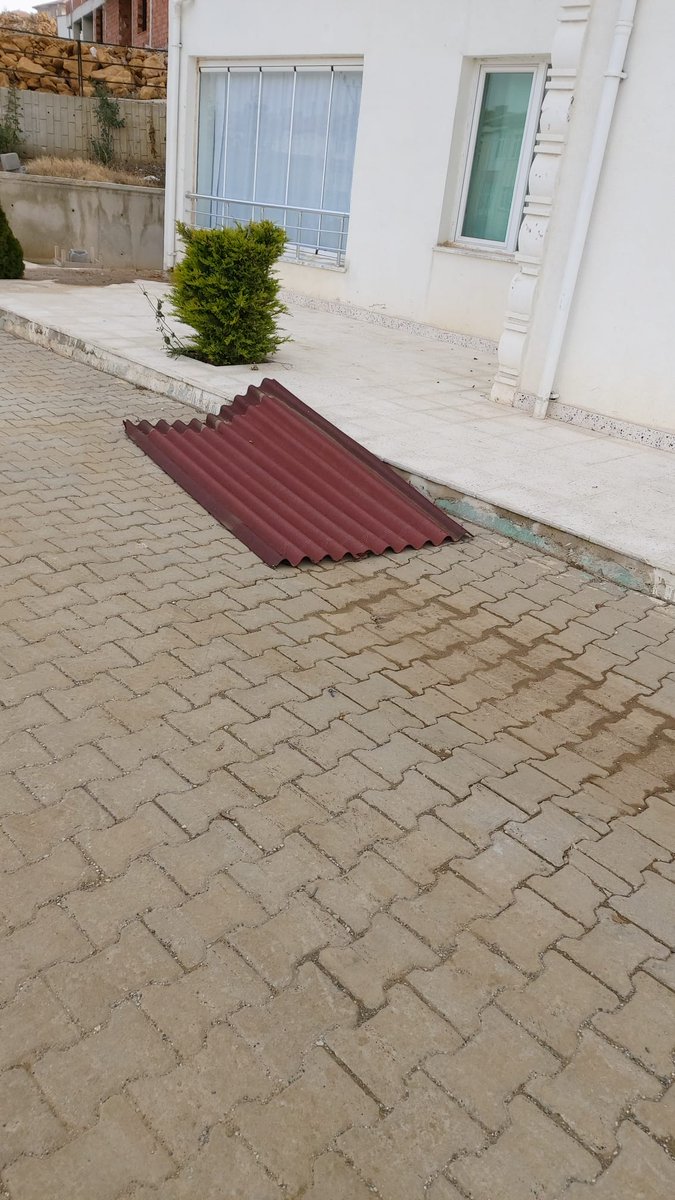 Sayın valim okulları şu rüzgar dinene kadar tatil edin. Rica ediyorum. Çocuklarımız tehlike altında <a href="/YozgatValiligi/">T.C. Yozgat Valiliği</a>