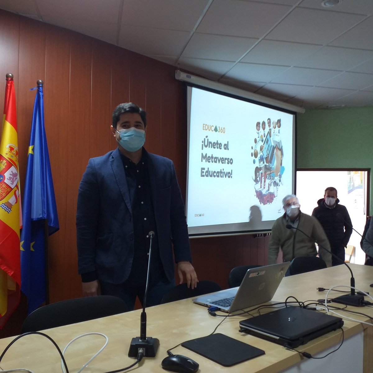 juniorgaruz's tweet photo. Y qué me encanta este nuevo concepto del "Metaverso Educativo" ☝️ que va a arrasar en todos los centros. Aquí deleitándonos con el gran @FernandoXierra de @educa360_EdTech en las jornadas de necesidades formativas del @CEPdeCadiz @EducaAnd @Techmakers_Stem #RealidadVirtual https://t.co/NIREBIvr9Y