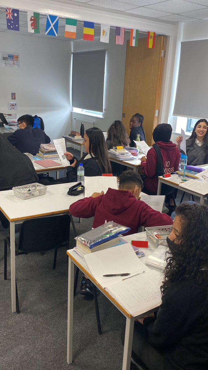 9E1 very excited this morning receiving their penpal letters from Spain!