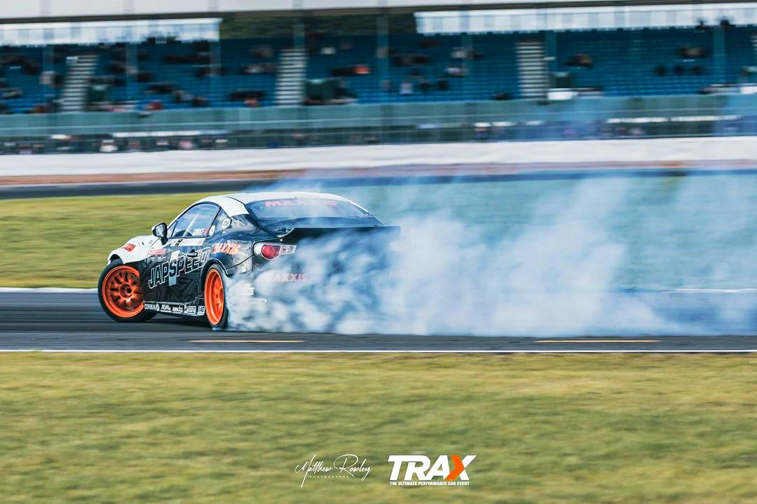Japspeed's tweet photo. Paul 'Smokey' Smith on his way to UKDC glory! π¨
πΈ: @mjr_ph0t0graphy
#japspeed #teamjapspeed #ukdc #ukdriftchampionship #ukdrift #drift #drifting #driftcar #motorsport #trax #traxshows #silverstone #silverstonecircuit #gt86 #toyotagt86 #toyota #jz #build #project #modifiedcars https://t.co/vAeCnWDYCu