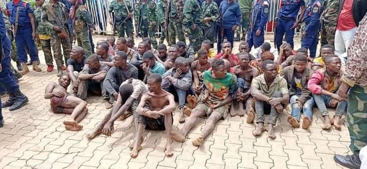 Sunset28021963's tweet image. Des Egorgeurs ADF arrêtés par Les FARDC, ils sont tous originaire de Beni et Lubero.
Vive l'Etat de droit décrété par SEM @fatshi13 @Presidence_RDC.