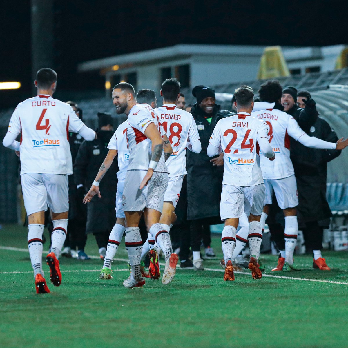 fclubsuedtirol's tweet photo. TEAM 🤍❤️
The moments we fight for 🙌
#FCS #FCSüdtirol #Whitereds #SerieC #passion #LECFCS #LeccoFCSüdtirol #PassioneBiancorossa #30novembre https://t.co/mfgM0OkuYA