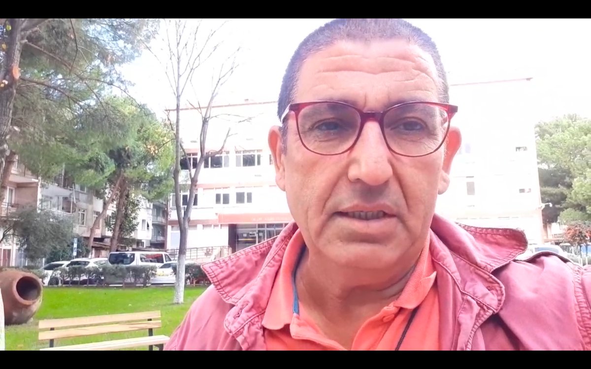 Video-eylemci Oktay İnce’nin “cumhurbaşkanına hakaret” ile yargılandığı davada mahkeme karara vardı. 
İnce'ye 1 yıl 2 ay hapis cezası verilirken hükmün açıklanması geri bırakıldı.

Savunmasını video ile yapan İnce: "Bu cezalar elbette bizi engellemeyecek."
fasikul.altyazi.net/pano/oktay-inc…
