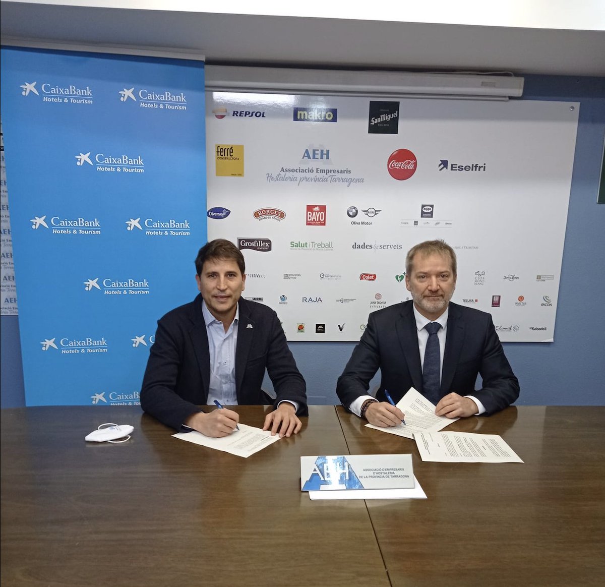 AEHTarragona's tweet photo. Renovem conveni de col·laboració amb @caixabank !
L'hostaleria se'n beneficiarà de diverses maneres:
🔹 Dinamització del sector
🔹 Productes financers exclusius per als socis
🔹 Avantatges en les condicions de finançament
Seguim!
#aeht #hostaleria #conveniaeht https://t.co/Fz5cLOwVeg
