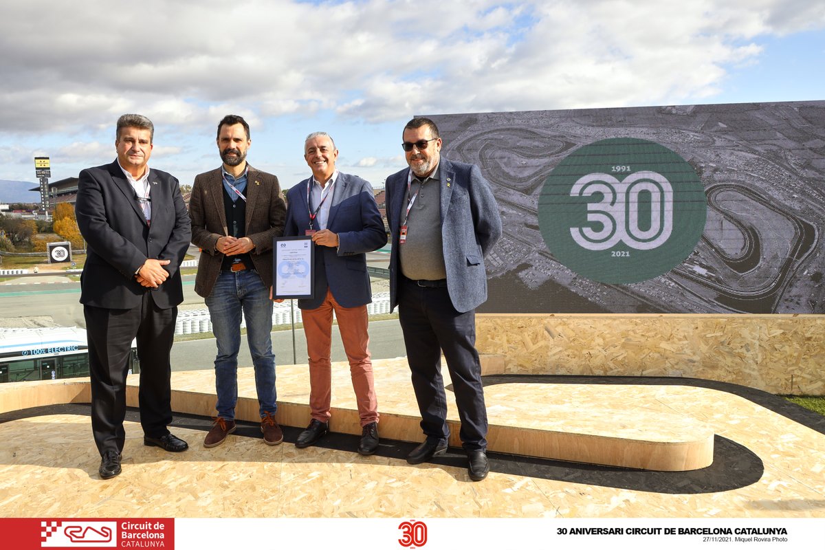 🌿😊 En la Festa 30, el Circuit recibió de manos de la @cambrabcn y de <a href="/CamaraCertifica/">Cámara Certifica</a> la certificación ISO 20121:2013 que acredita la gestión sostenible de eventos para el:

✅ F1 #SpanishGP
✅ MotoGP #CatalanGP
✅ #CatalanWorldSBK
✅ #CatalunyaRX
✅ #24hCAT

#CircuitCat30