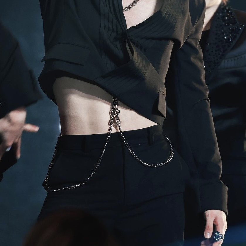 hattee_ho's tweet photo. the waist                                 the belt https://t.co/nOBZcaammN