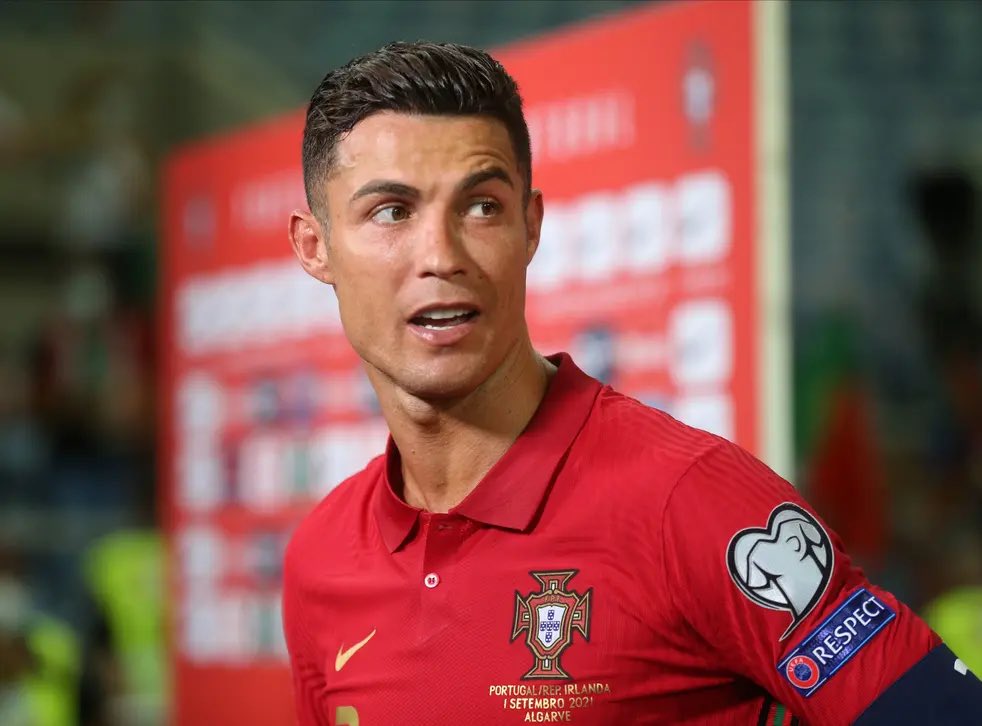 RMFrench_'s tweet photo. Faudra m’expliquer aussi comment un mec qui sur la saison fait : 

• Meilleur buteur de Série A
• Meilleur buteur de l’Euro 
• Meilleur buteur de l’Histoire du Football 
• Meilleur buteur de l’Histoire en sélection 
• 2 trophées avec une Juventus médiocre 

IL TERMINE 6EME ? https://t.co/ecNNUS8IPE
