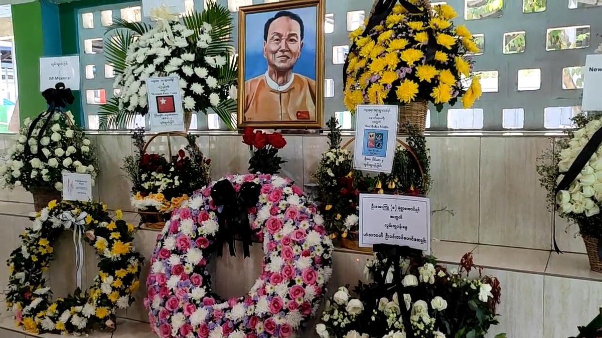 Myanmar_Now_Eng's tweet photo. A funeral for NLD spokesperson Monywa Aung Shin was held at Yangon’s Yayway Cemetery on Tuesday afternoon. About 50 people, including members of political, media and literary circles, attended the ceremony. He was 76 when he died of a heart attack on Sunday. (Photo- CJ) https://t.co/KW9cWZxSbg