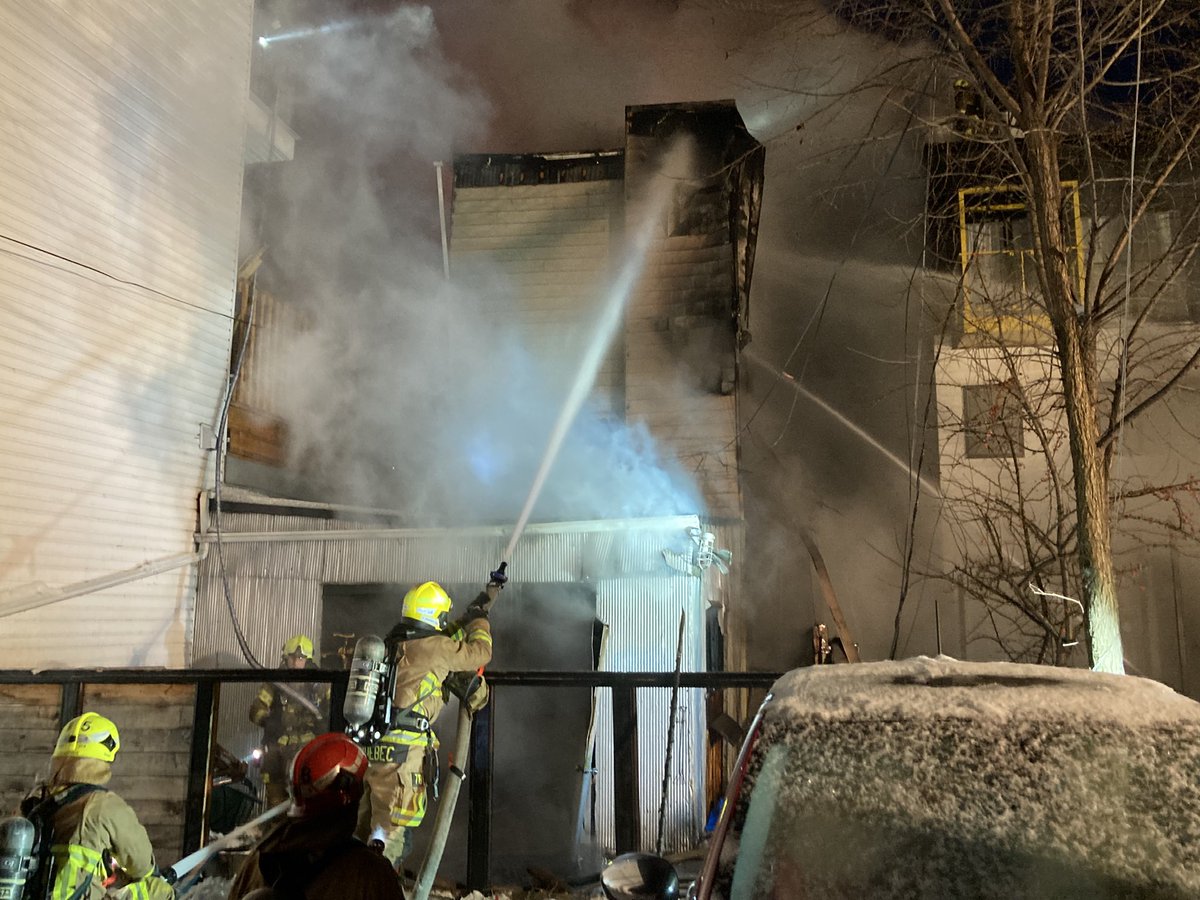 SPCIQ's tweet photo. #INCENDIE| 5e alarme | 273 4ème rue | 90 pompiers | Aucun blessé | Délestage par @hydroquebec | Feu éclaté à l’arrière de l’immeuble de 3 étages | Bâtiment attaché de chaque côté avec risque de propagation | @CroixRouge_Qc et autobus du @RTCQuebec sur place. https://t.co/91WRRuNuFe