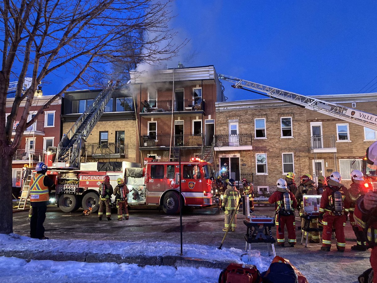 SPCIQ's tweet photo. #INCENDIE| 5e alarme | 273 4ème rue | 90 pompiers | Aucun blessé | Délestage par @hydroquebec | Feu éclaté à l’arrière de l’immeuble de 3 étages | Bâtiment attaché de chaque côté avec risque de propagation | @CroixRouge_Qc et autobus du @RTCQuebec sur place. https://t.co/91WRRuNuFe