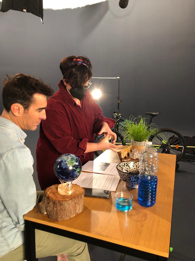 JolieProd's tweet photo. Quatrième jour de tournage de la climate school… Ceci est la seule bouteille en plastique autorisée en plateau !!! Pour les besoins de la science.. #ecoprod #subsidence #climateschool 

@PrFeuillage @eloBrKT https://t.co/qPoiFtNfM4