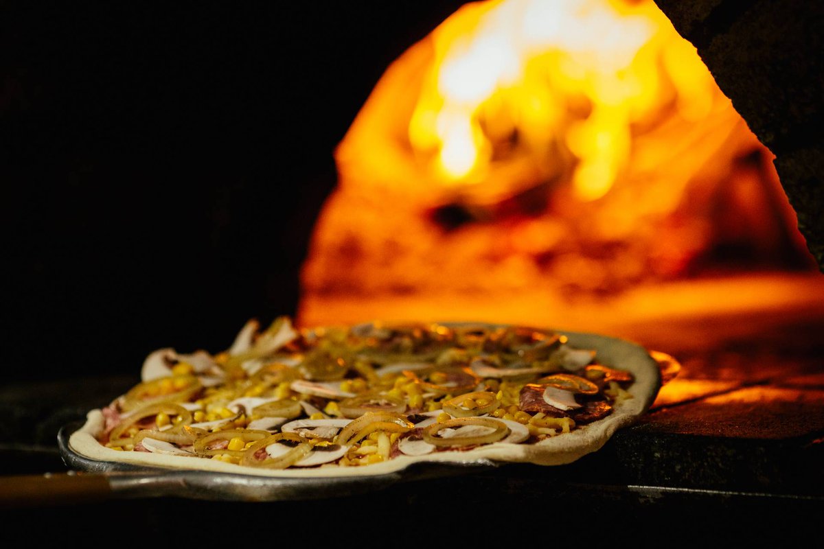 LittleoverLodge's tweet photo. A pizza on your plate is a smile on your face. Take a look at our Pizza Menu here: #Pizza #Derby #GastroPub https://t.co/nC0BxH52T1 https://t.co/5CmUQ6Bd9U