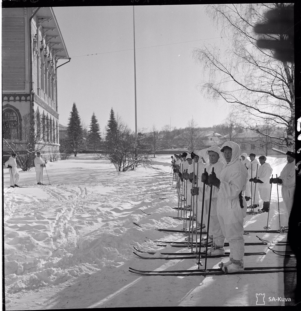 Puolustusvoimat's tweet photo. Idag har det gått 82 år sedan vinterkriget bröt ut. Krigsutbrottet var överraskande, och därför var priset för den första dagen av kriget högt även på hemmafronten: över 100 som dog i bombningarna. #vinterkrig https://t.co/v506yntTBR