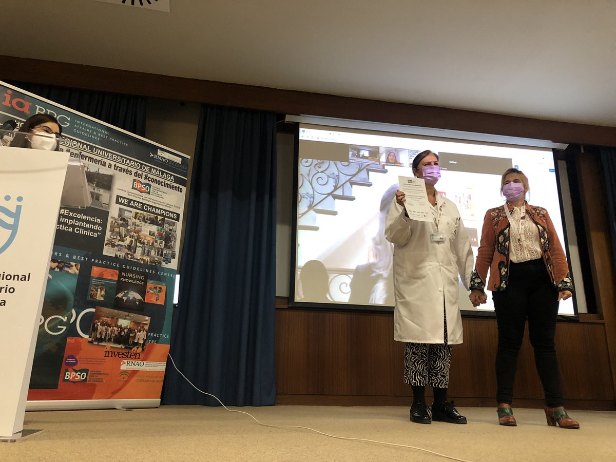 EnfSaludDigital's tweet photo. @carbusrueda recoge el diploma emocionada de la mano de @lafuente_nieves de @PiCuida dando las gracias y enhorabuena a todos: “esto es vuestro, es de todos, a seguir trabajando por la excelencia en cuidados”
👏🏻👏🏻🏆 @HRegionalMalaga #BPSOAndalucia #cuidoenregional https://t.co/CcnD9AUpnf