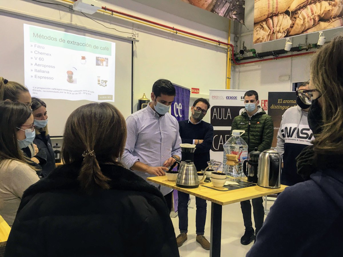 PalenciaAyto's tweet photo. Durante la jornada de ayer, el #auladelcafé del Centro #efides acogió la segunda sesión del Curso de Baristas con la participación de un total de 16 alumnos que aprendieron a llevar a cabo prácticas de extracción de café por diferentes sistemas y de la técnica de 'latteado', 👇 https://t.co/0VkUdRYTth