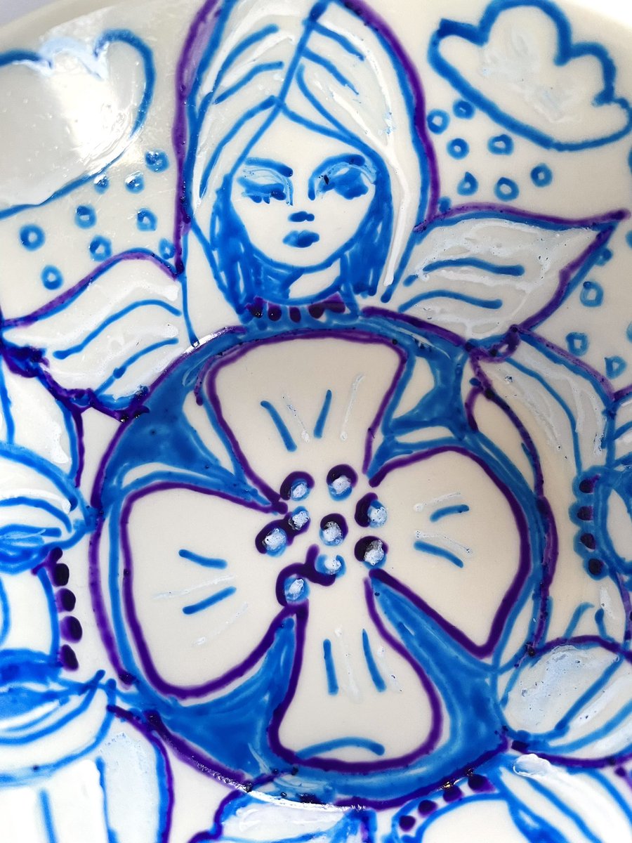 BlythexSmith's tweet photo. Testing/sketching with my ceramic markers on a ceramic bowl. #justforfun #nosketchingneeded #test #ceramicmarkers #dontknowifthisisagoodidea #allkindsofstuff https://t.co/h3NAWctL5i