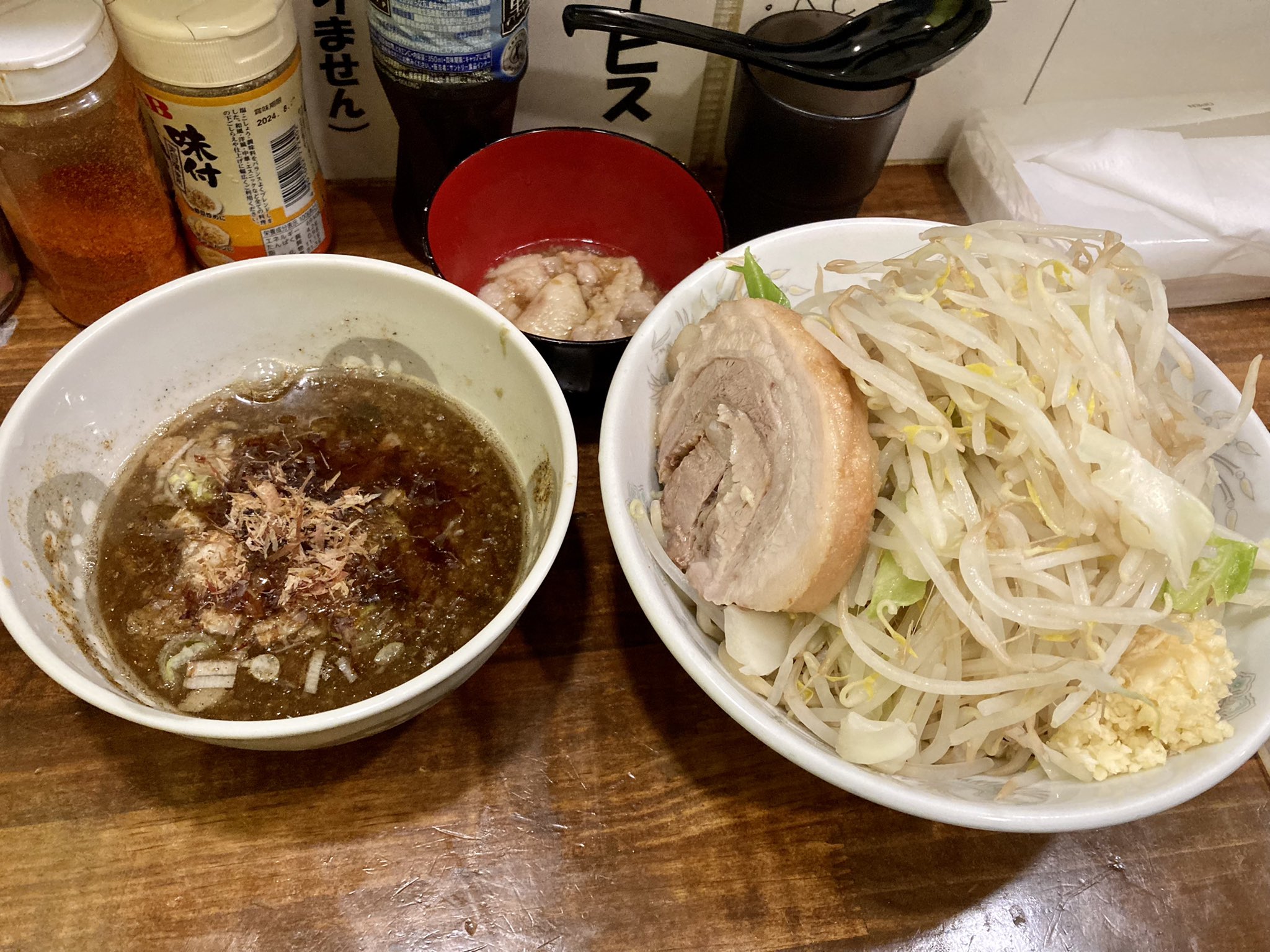 Yeti わいるどラーメンごんぞう 東広島市西条 魚介つけ麺 豚一枚 ヤサイニンニクアブラ少しあつ盛 めちゃくちゃ美味しい 一口啜った瞬間頭を揺さぶられるような旨味が押し寄せてきます 魚介の良いところだけを抽出した最高にワイルドな二郎系の