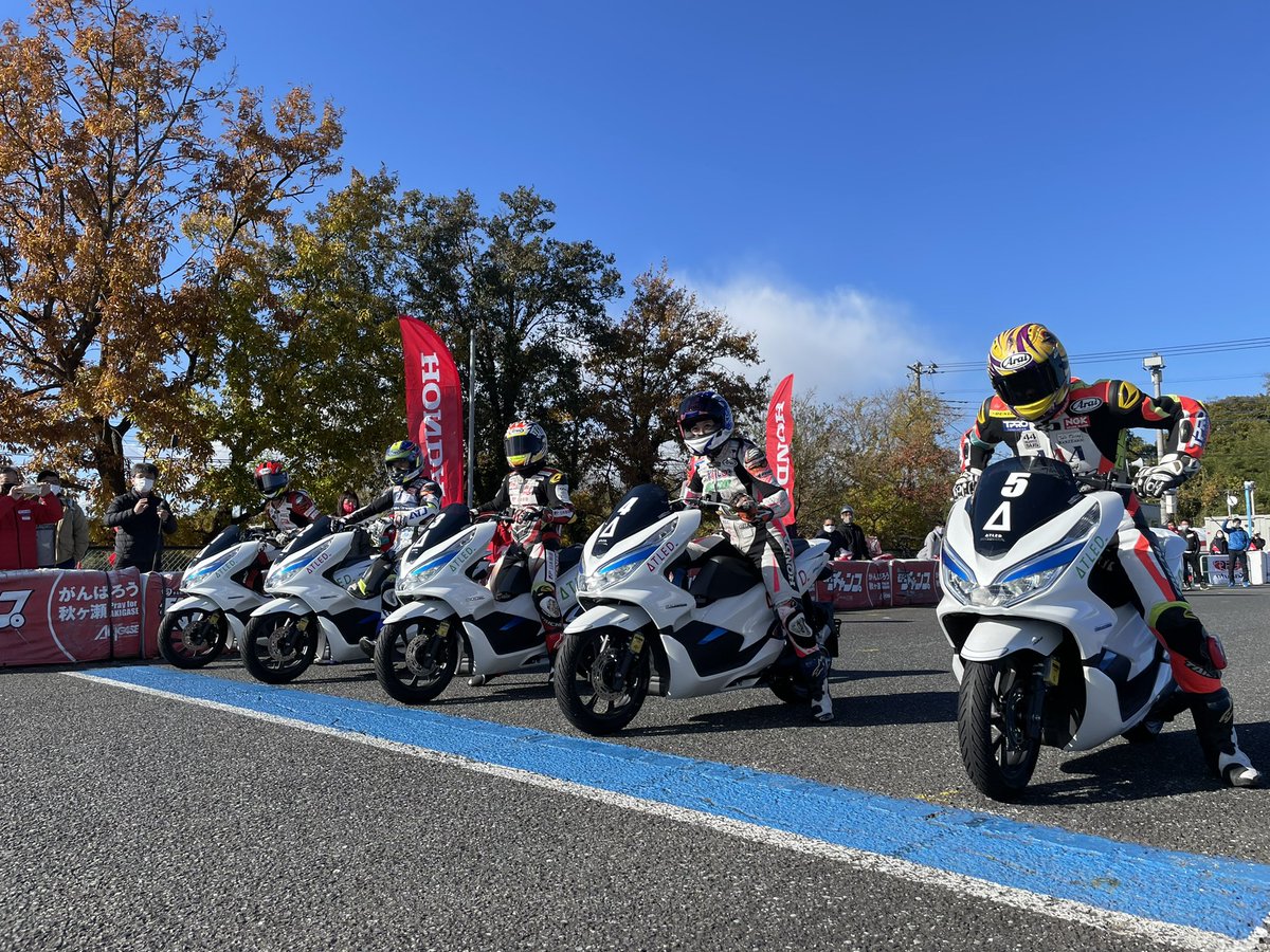 TProInnovation1's tweet photo. 先日の #ATLEDcup では、プロライダーとバイクやレース初心者の方がチームを組み戦いましたが、レース後には #ティープロ ファミリーライダーのデモレースも行われました😮🛵💨💨
制限速度もないガチンコバトルの行方は⁉️
#小山知良 #伊藤和輝 #岩田悟 #岡崎静夏 #薄井徹也 https://t.co/SdhNBpoflP