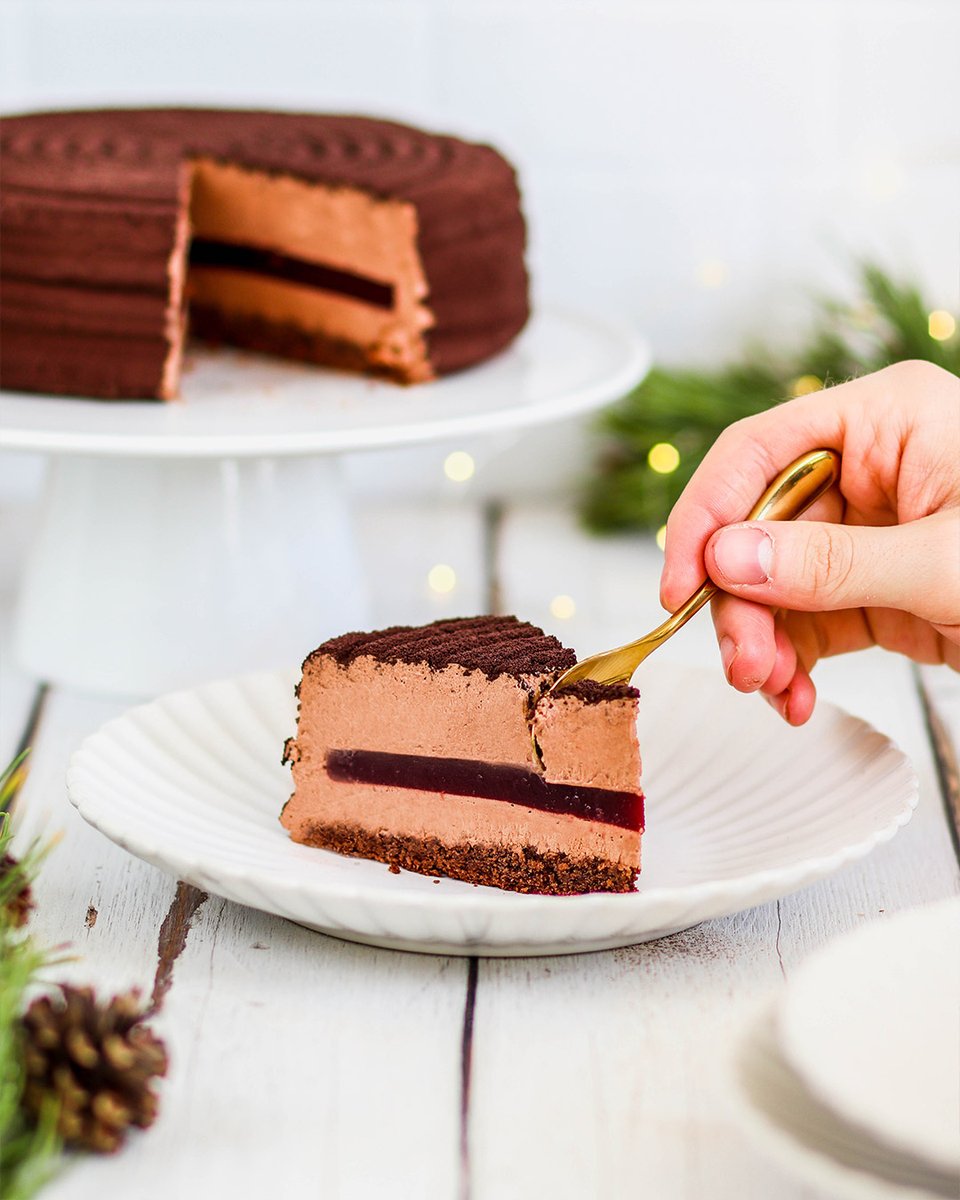 maspatule's tweet photo. Constitué d'un biscuit #moelleux au #chocolat, d'un confit #griottes et d'une #mousse au #chocolat, cet entremets #forêtnoire conserve les marqueurs de la forêt noire, tout en étant moderne 🍒🍫
[La recette est ici >> https://t.co/VQbrmw4fiD ! 📙] https://t.co/xAzm0EBy7S