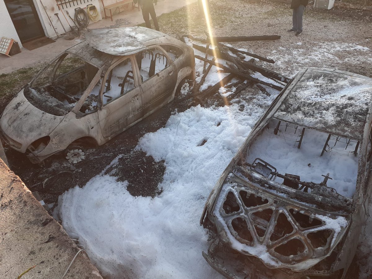 IU_Madrid's tweet photo. A nuestro compañero, el portavoz de #IuPezuela le han quemado los dos coches esta madrugada. Es el ultimo de los ataques que ha sufrido, pese a todo seguimos sin dar un paso atrás. Esperemos que todos los partidos políticos muestren su condena ante estos hechos https://t.co/hEwc5Xa8F2