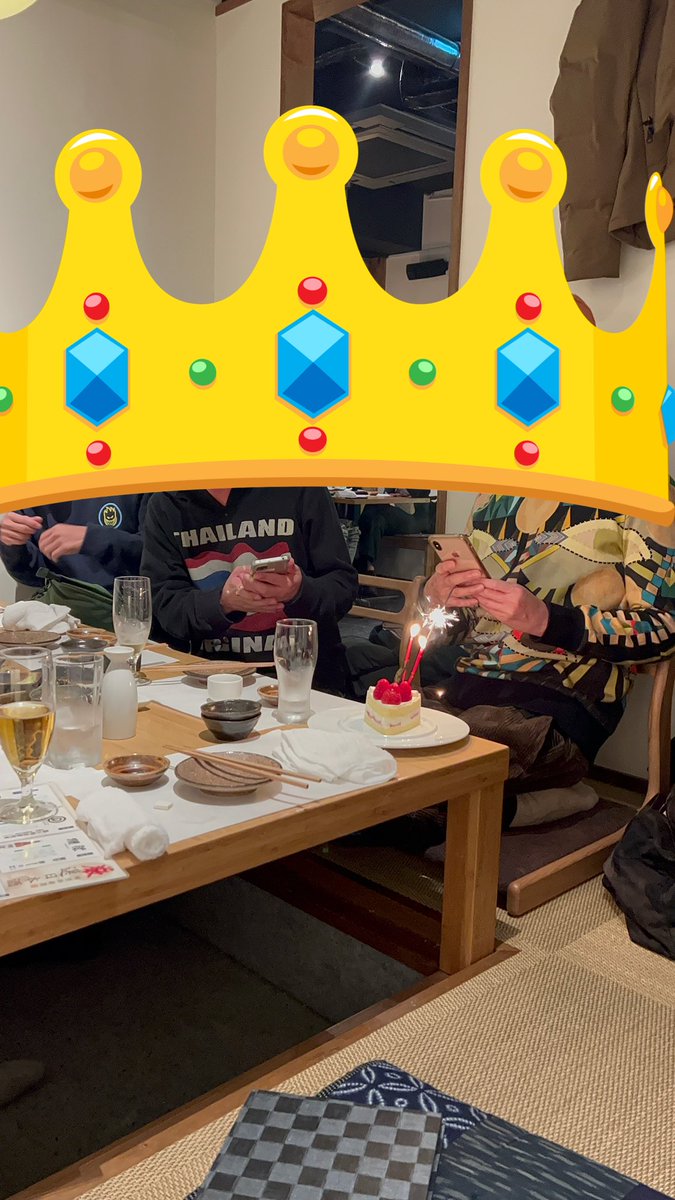 affirisktime's tweet photo. おじさん達がおじさんの誕生日をお祝いしてる地獄絵図です。 https://t.co/fFNWmQ5RVp