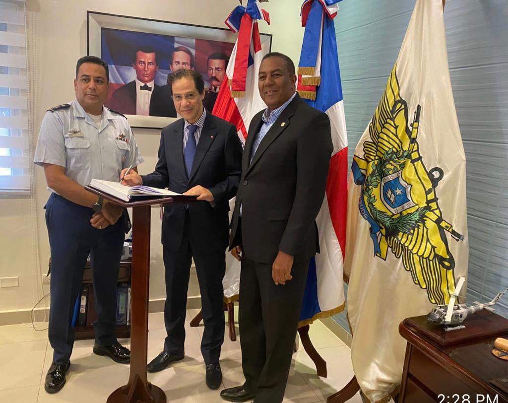 Embmarruecos's tweet photo. Mis más sinceros agradecimientos al Coronel Piloto Juan Ramon Pimentel, Director de la Academia Aérea por su excelente gestión, dedicación y numerosos logros alcanzados en beneficio de los valiosos cadetes de la #FARD. @DiplomaciaM @INSUDERD @FardAcademia @FuerzaAereaRD https://t.co/r2nlyJ8IZq
