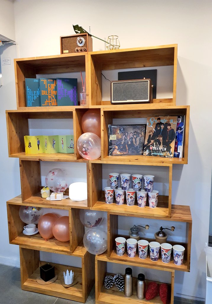 📌용산 골드문커피

#영원히_함께할_엔하이픈의_1stAnniversary 

역시나 깔끔한 골드문커피❤
선착특전으로 키링받았어요~😉💗
그리고 거대거대한 특전에 반했어요~😆
엔하이픈 1주년 카페 잘 즐기고 가요~😌