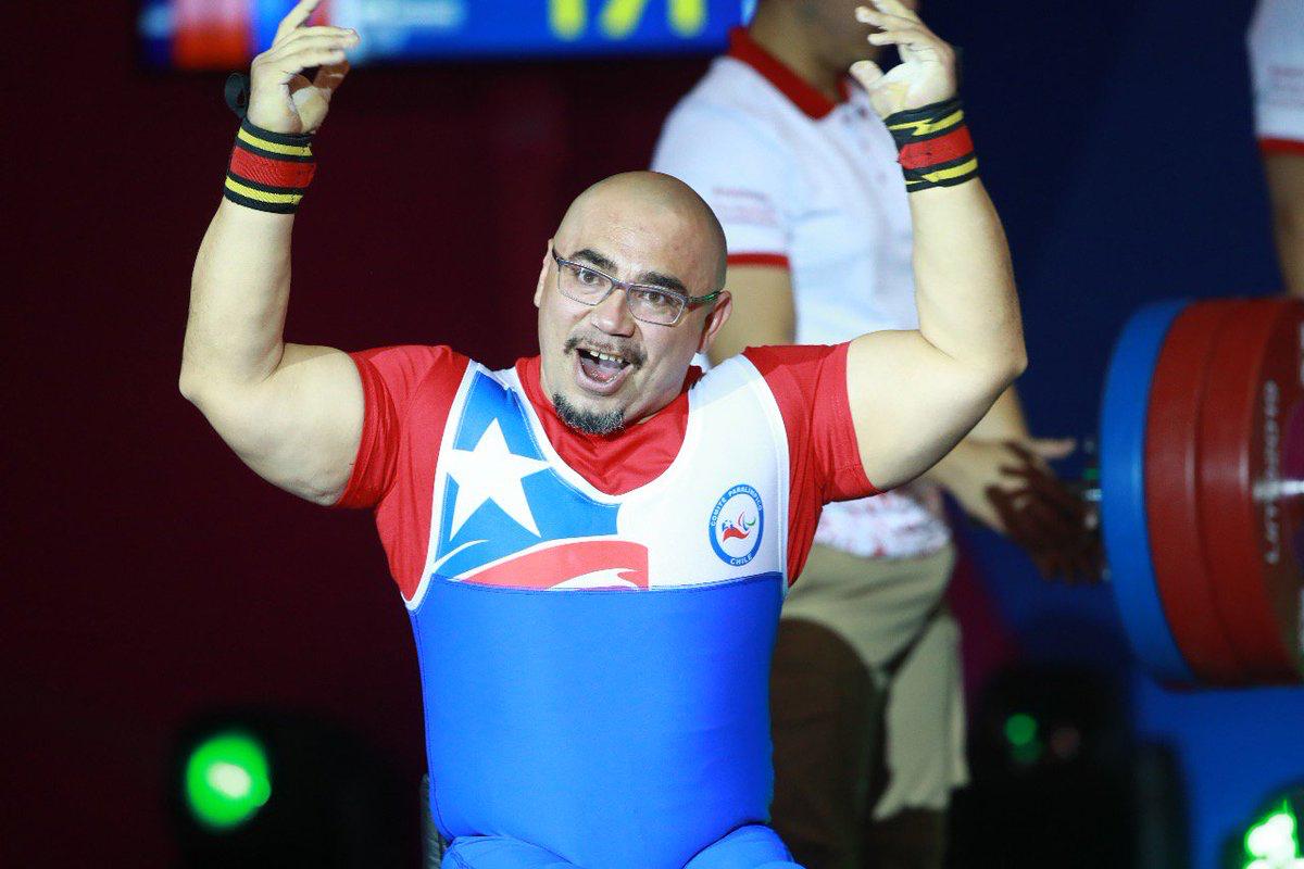 ceciperez1's tweet photo. ¡BRONCE PARA CHILE!🥉Qué alegría partir la jornada con la noticia de que mi querido @jcpowerlifting se sube al podio en el Mundial de Para Powelifting que se disputa en Georgia 🇬🇪 en la categoría -59 kg. ¡Te admiro tanto y aplaudo este nuevo logro que nos llena de orgullo!🇨🇱 https://t.co/Eo5b8NoVqI
