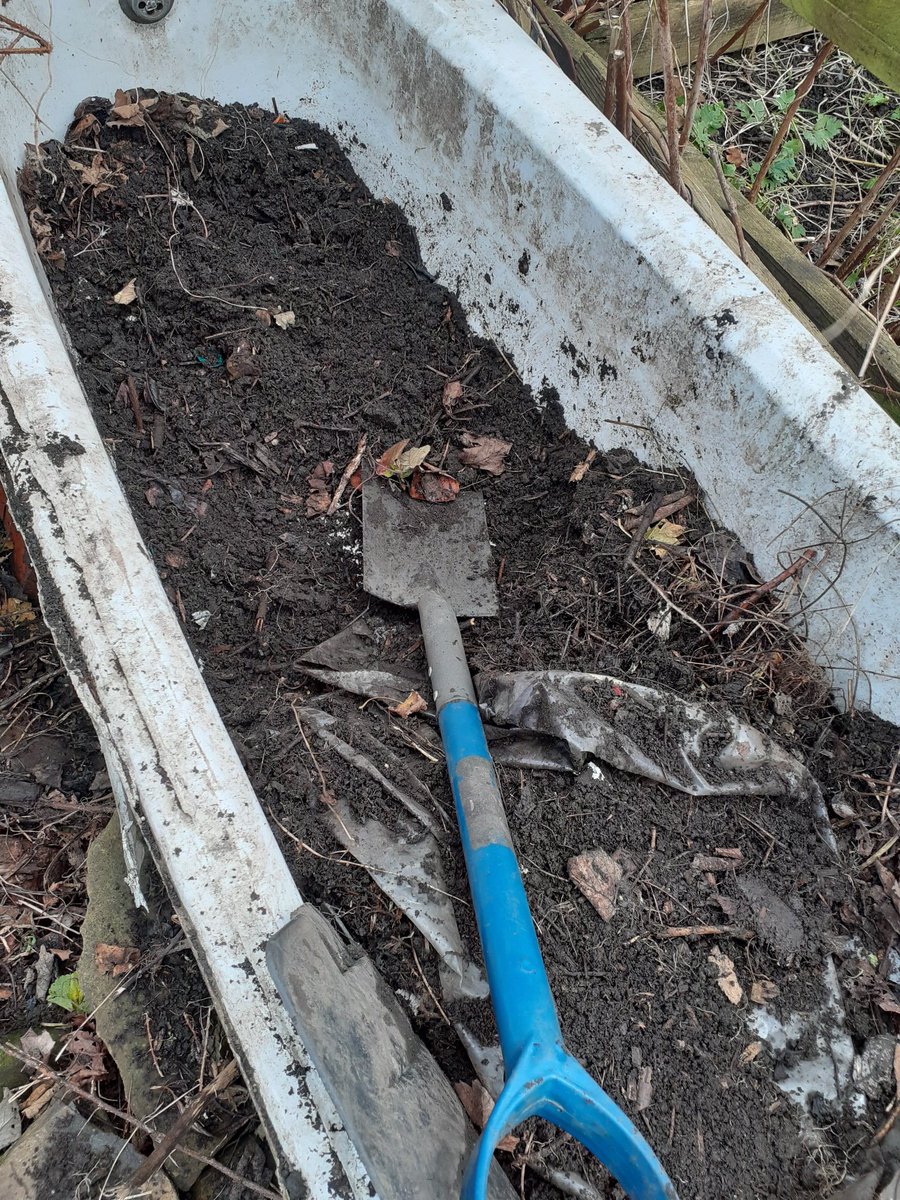 Greeneddy's tweet photo. It may be a grotty old bath on an allotment plot, but it was full of lovely home-made compost, rotted down from our weed pile, which we dug & spread on the rhubarb and garlic beds at the #BradfordRefugeeAllotment today. So satisfying #HomemadeCompost #GrowOrganic #PeatFree https://t.co/zPWdD0uoaB