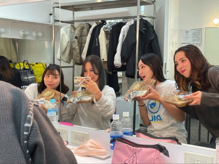 desir_jpn's tweet photo. 今日で11月も終了😳

来月はまだ出演予定のイベントはございませんが
色んな企画を考えておりますのでどうぞお楽しみに✨

こちらは本番前の #Désir https://t.co/xy6QXO2cWS