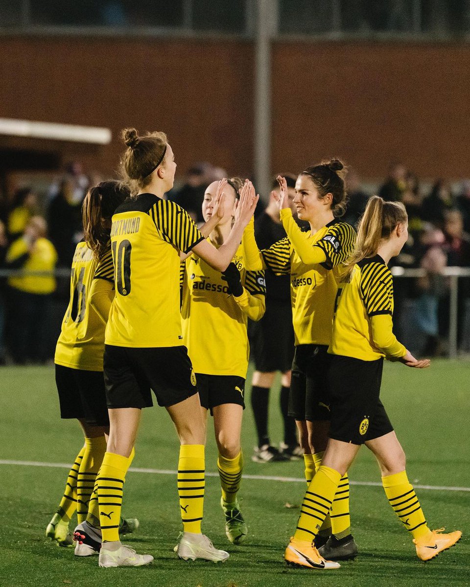 ⚽┇❄️ ¡Campeonas de invierno! ❄️ El #BVBFrauen goleó 5-0 al Körne (goles de Kaul, Heim y Höhl), y se van al parón de invierno invictas, con 65 goles a favor y 0 en contra  y siendo punteras de la Kreisliga. Puro orgullo. 💛🖤