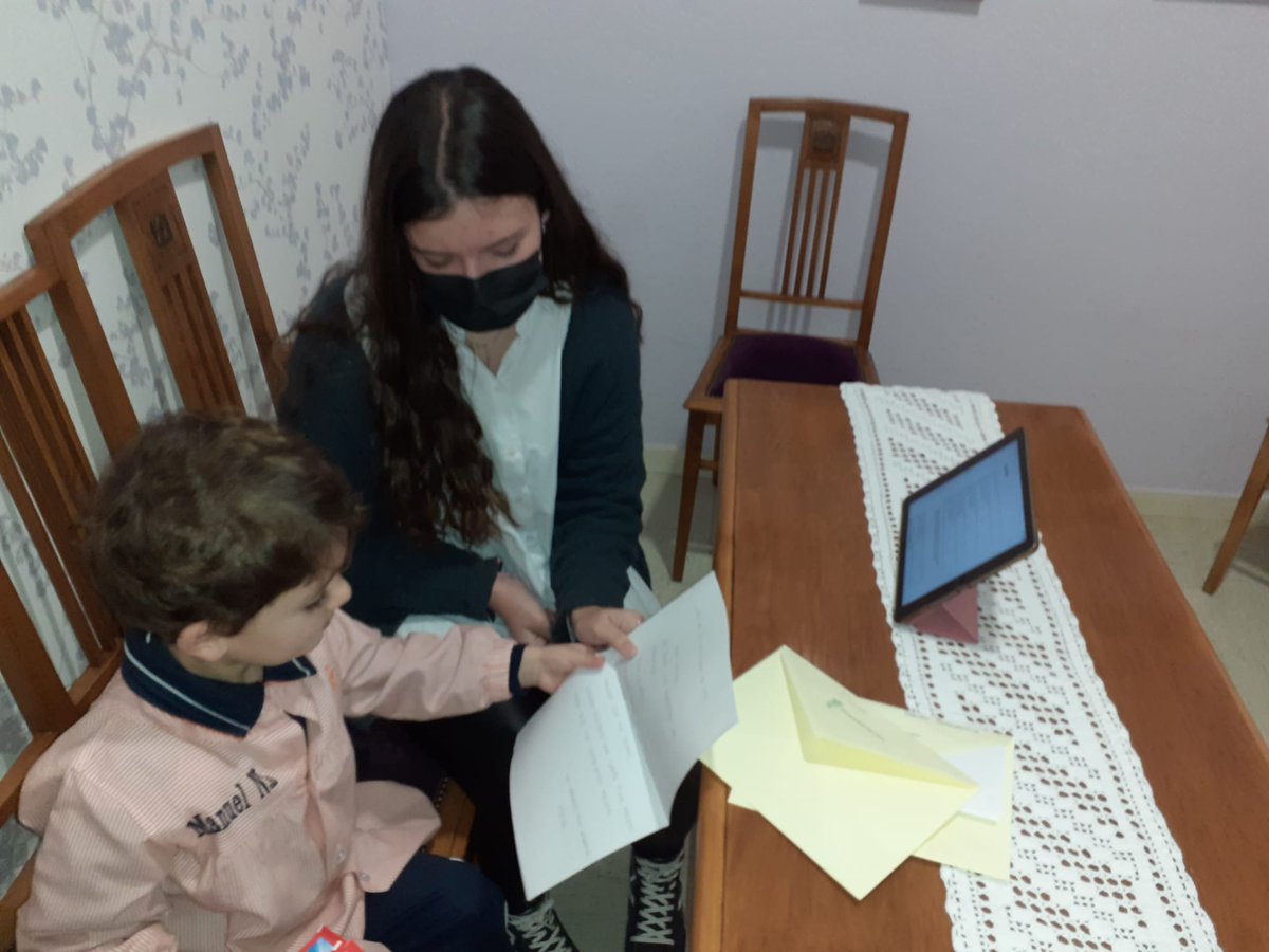PastorinasLeon's tweet photo. Hoy los alumnos de 2° A de infantil han recibido cartas de los alumnos de  magisterio de la Universidad de León y las alumnas del proyecto Talentia se las han leído. Ha sido una gran experiencia. Muchas gracias
#somospastorinas #juntosporlaPaz #leonesp https://t.co/XmsVQsl7jX