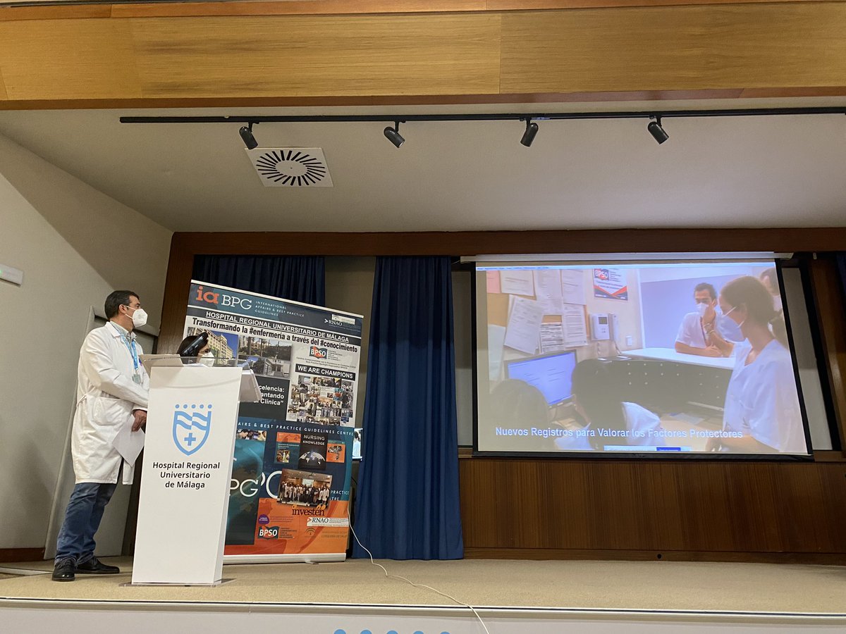 HRegionalMalaga's tweet photo. El coordinador de Salud Mental de nuestro hospital, Juan Antonio García, presenta la guía “Valoración y cuidados de los adultos en riesgo de ideación y comportamiento suicida” de #bpso de la @RNAO. https://t.co/DVsrfhlwEX