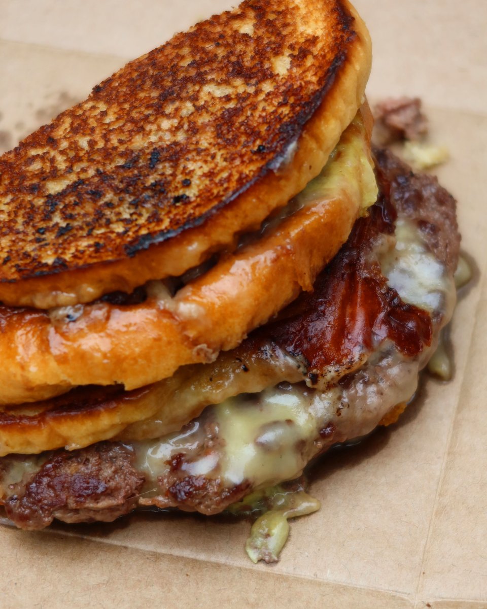 dickiesathome's tweet photo. Can’t get enough. Cheesy, garlicky and beefy. Pretty much the ideal burger. https://t.co/LJ5kreDrJg