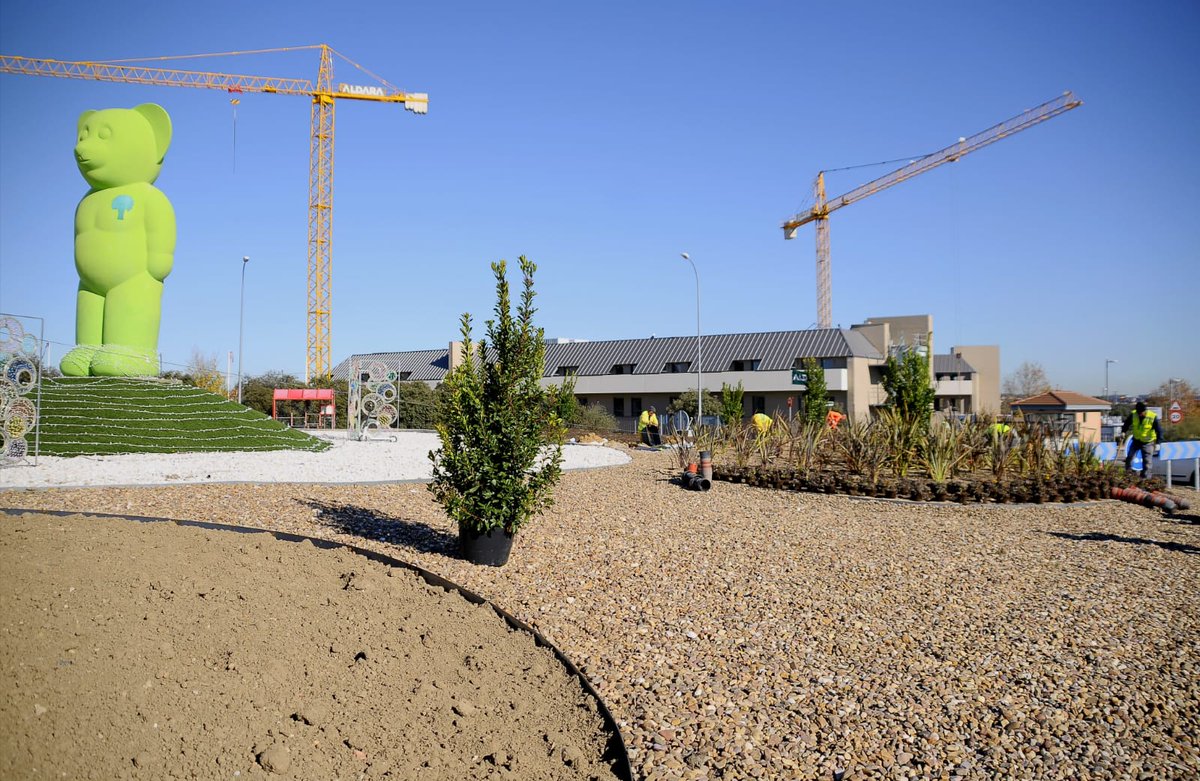 jubedal's tweet photo. 🌳Iniciamos la mejora ornamental de la 𝐫𝐨𝐭𝐨𝐧𝐝𝐚 𝐝𝐞 𝐥𝐨𝐬 𝐅𝐫𝐞𝐬𝐧𝐨𝐬 tras realizar una conexión a la red de agua para  los 𝐚𝐫𝐛𝐮𝐬𝐭𝐨𝐬 y 𝐦𝐚𝐝𝐫𝐨ñ𝐨𝐬 que estamos poniendo. 

🐻El oso verde seguirá siendo un símbolo del municipio, pero estará mejor acompañado🟢 https://t.co/J1QnwKFFfZ