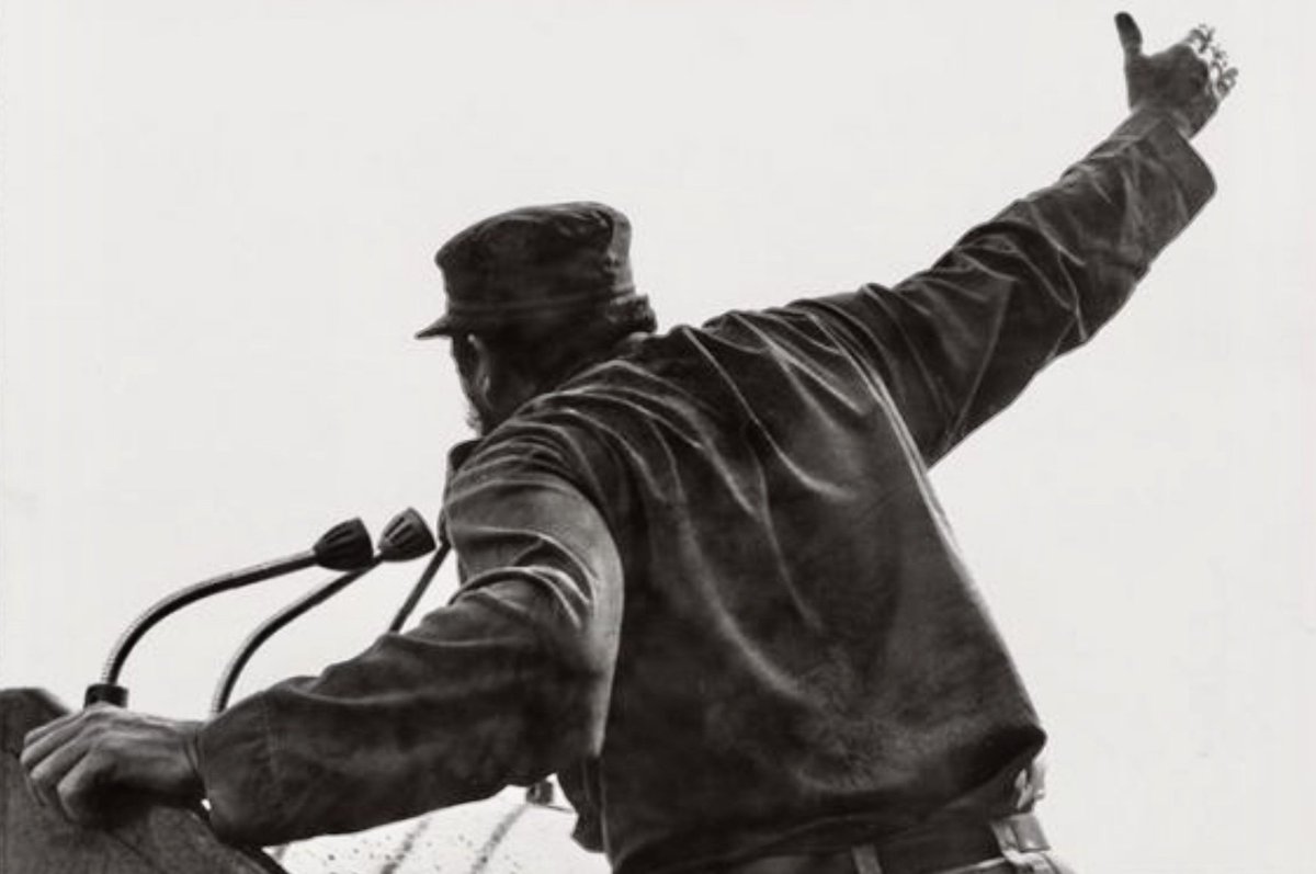 #Fidel: Tenemos que cumplir con los que cayeron en la guerra, los que cayeron antes de la guerra, los que cayeron en los campos de batallas, los que están enterrados en las montañas de la Sierra Maestra y los que están enterrados en el cementerio de Santa Ifigenia...