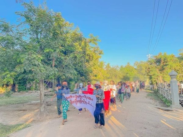 Khithitofficial's tweet photo. တန့်ဆည်တွင် ဖက်ဆစ် စစ်ကောင်စီ တော်လှန်ရေး ပင်မသပိတ် စစ်ကြောင်း ချီတက် ဆန္ဒပြ 
ရန်ကုန် နိုဝင်ဘာ ၃၀ 
တန့်တဆည်မြို့နယ် ပင်မသပိတ် စစ်ကြောင်း ဦးဆောင်ကာ ယနေ့ နိုဝင်ဘာလ ၃၀ ရက်နေ့တွင် ဖက်ဆစ် စစ်ကောင်စီ တော်လှန်ရေး ချီတက် ဆန္ဒပြခဲ့ကြောင်း သိရသည်။ https://t.co/EGDnewbIZY